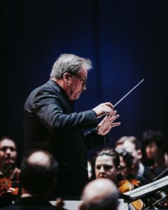 John Storgårds devant l'orchestre, dirigeant